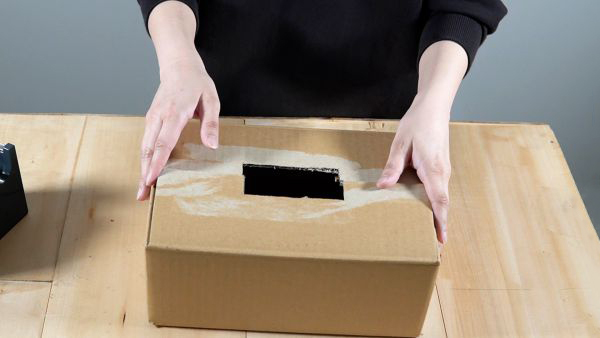 段ボールにライトを差し込める大きさの穴を開ける