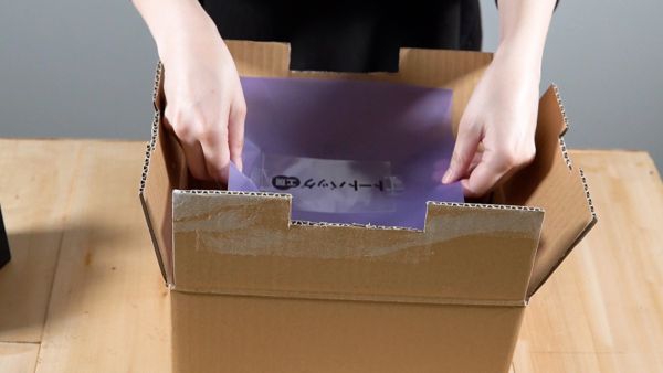 段ボールにメッシュを入れます