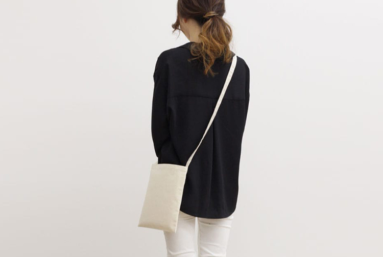 おしゃれな無地のサコッシュ